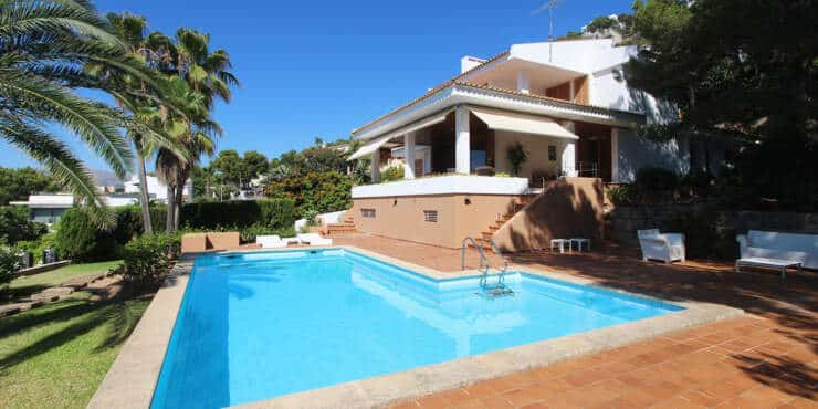 Chalet de 4 dormitorios con piscina y jardín en alquiler
