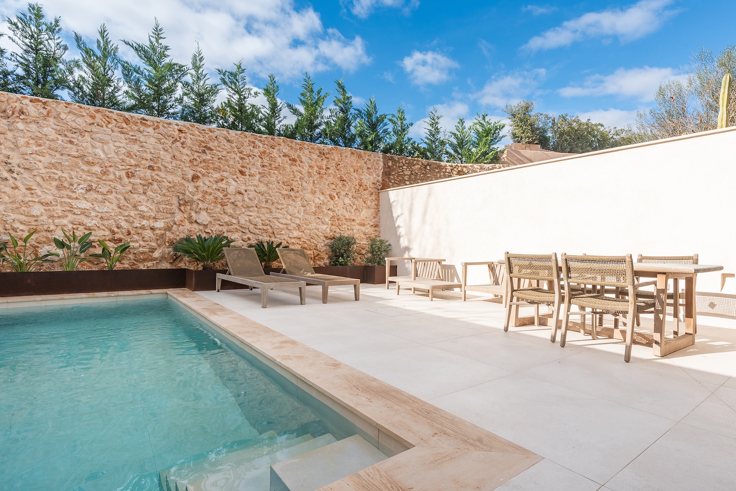 Piscina con solariúm