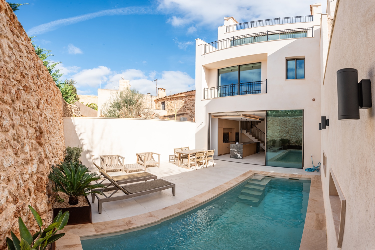 Lujosa casa de pueblo de nueva construcción con piscina en el corazón de Santanyi