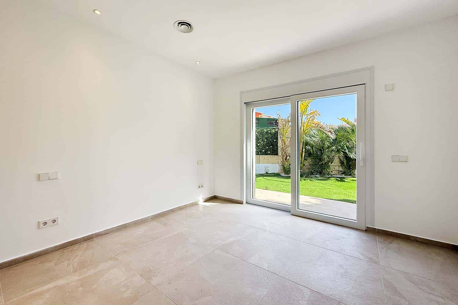 26724-villa-near-beach-e