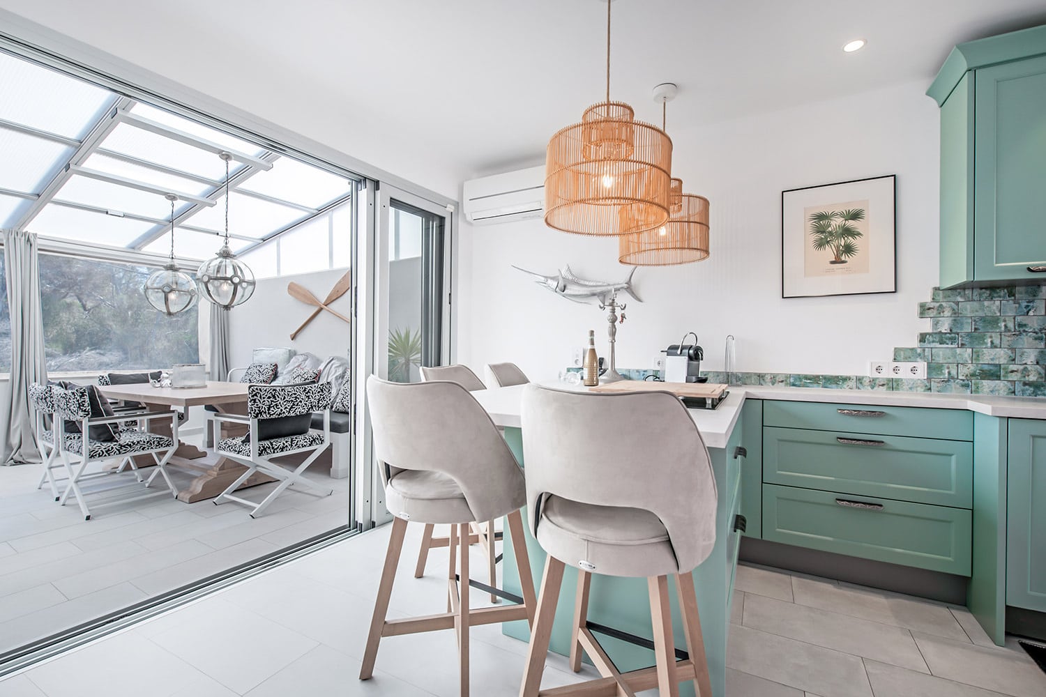 Cocina con barra de cocina