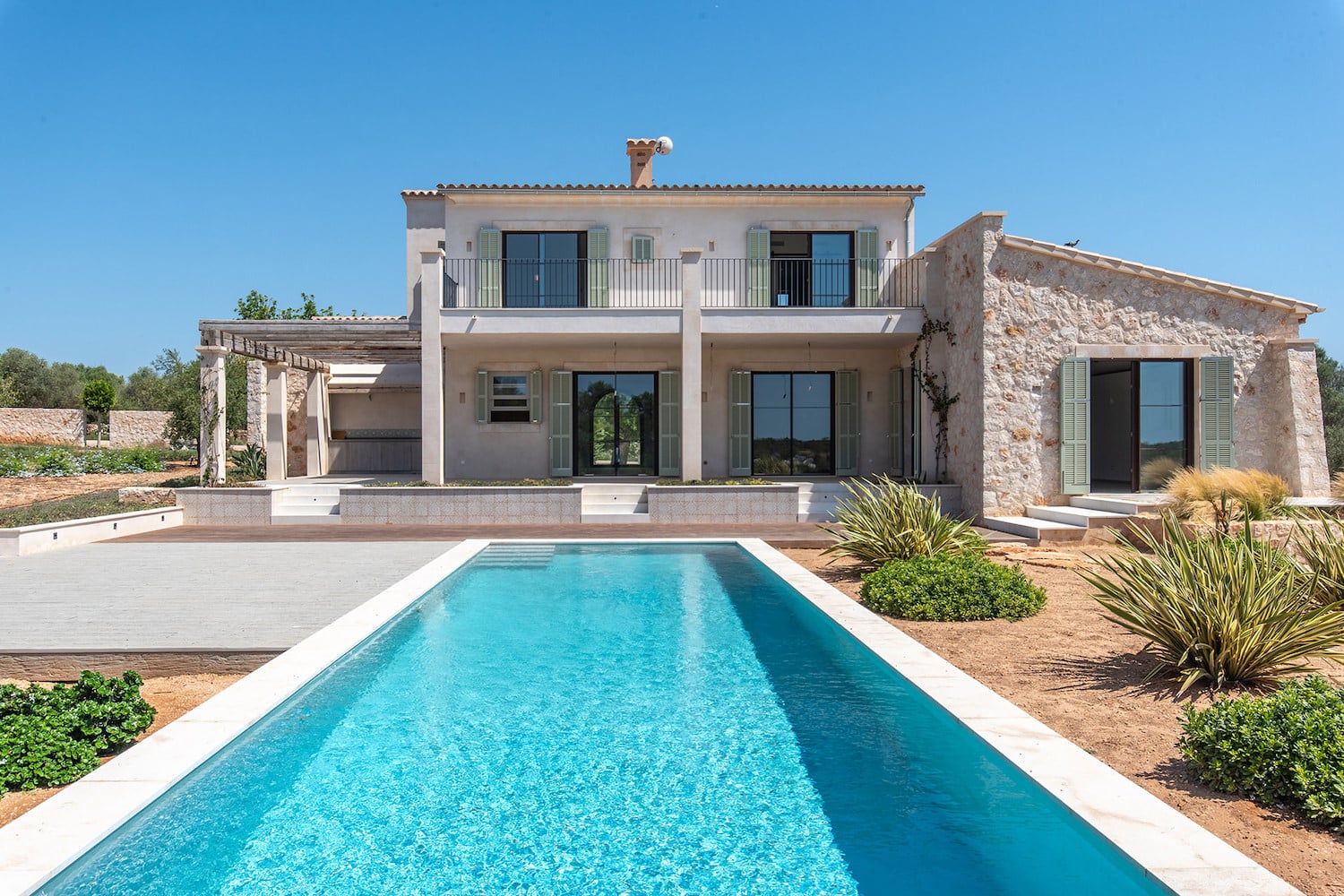 Piscina con solariúm