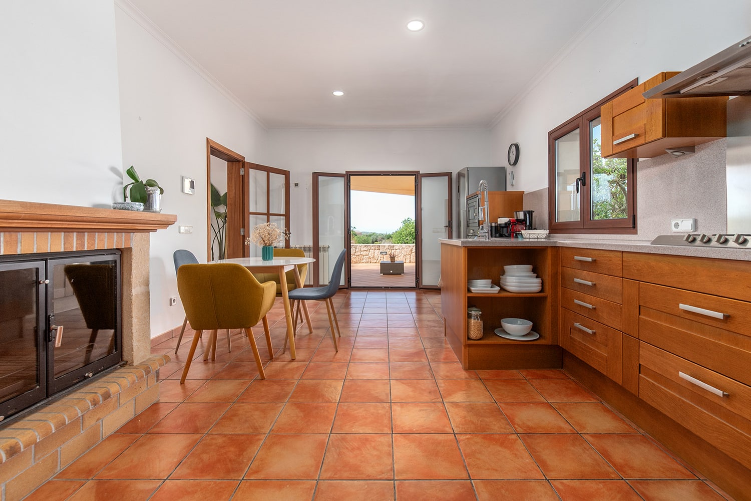 Cocina con chimenea
