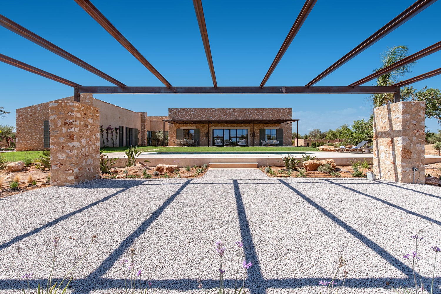 Terraza al lado de la piscina