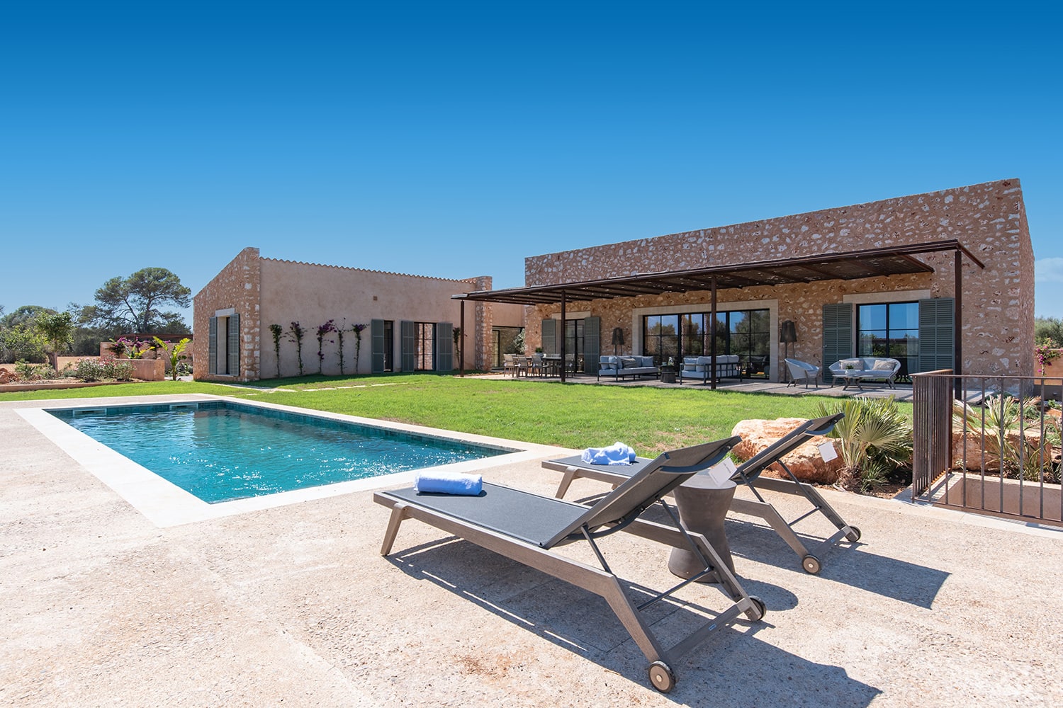 Finca de nueva construcción con piscina