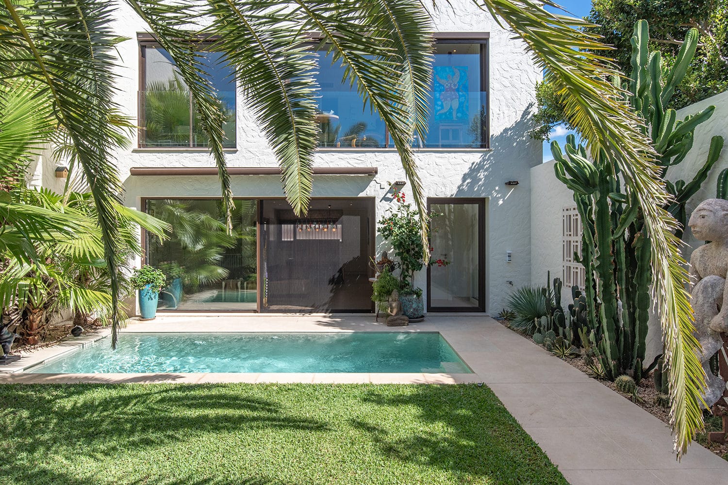 Villa con piscina y jardín