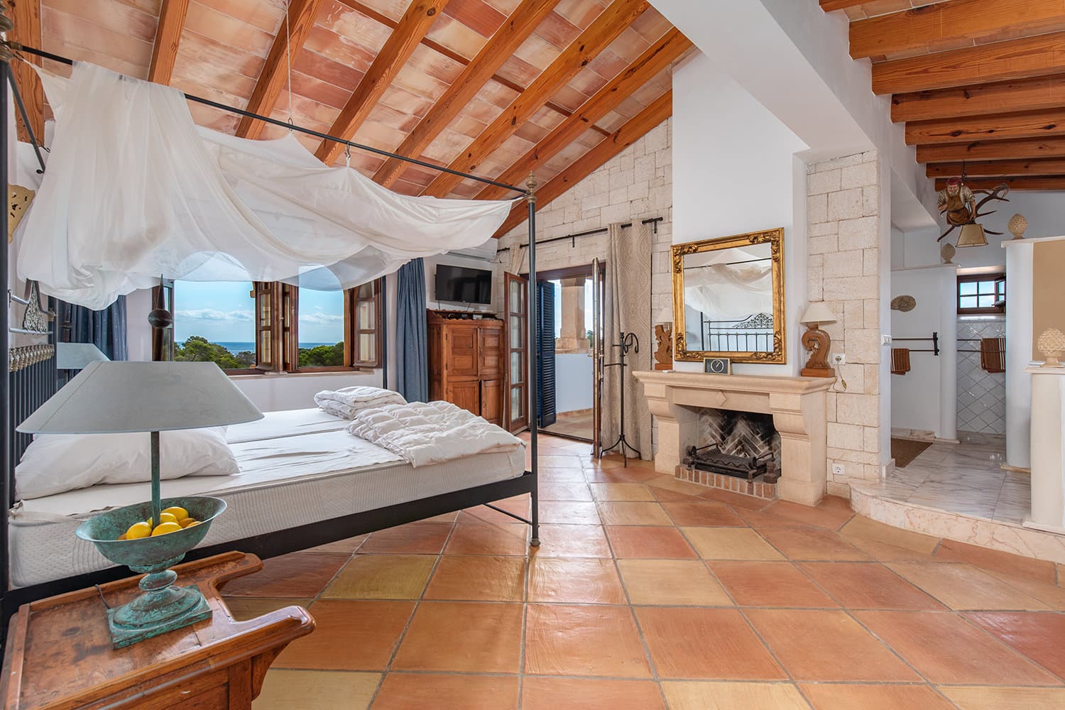 Habitación principal con chimenea