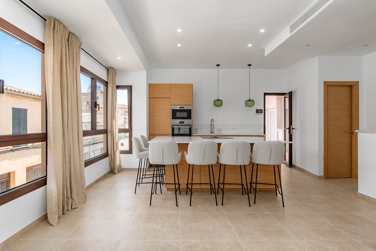 Moderna casa adosada con estilo: reforma de alta calidad y diseño cuidado