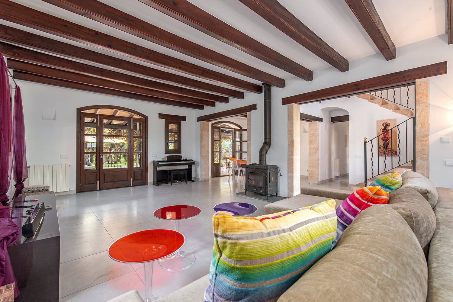 Acogedor salón con chimenea