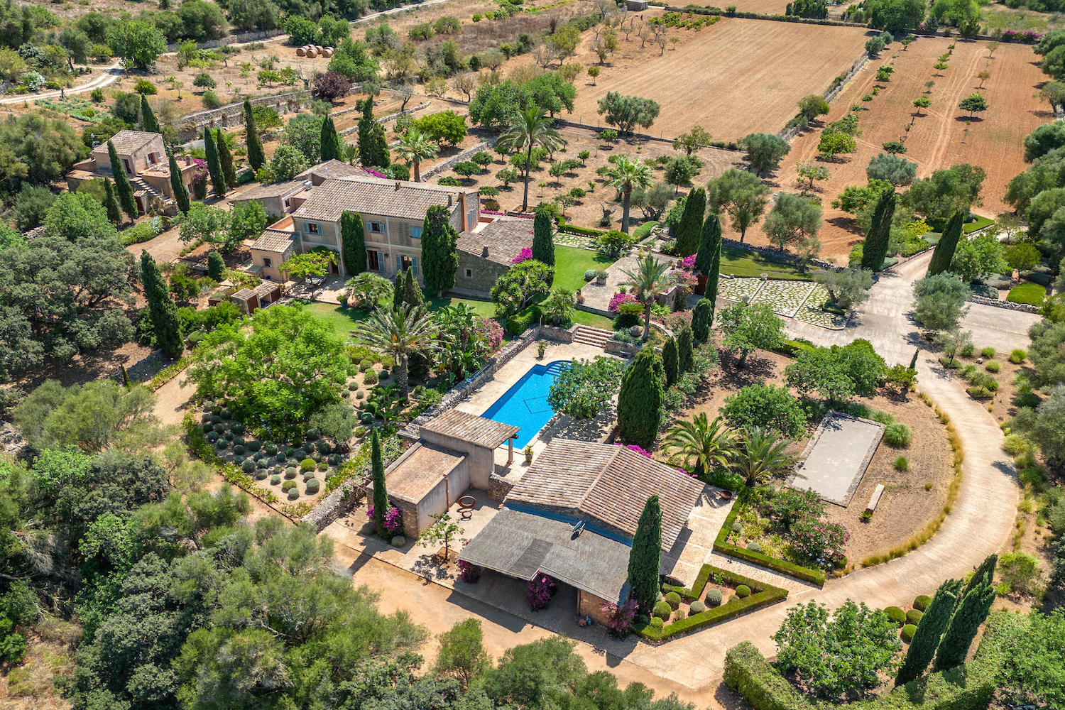 Finca con jardín mediterraneo