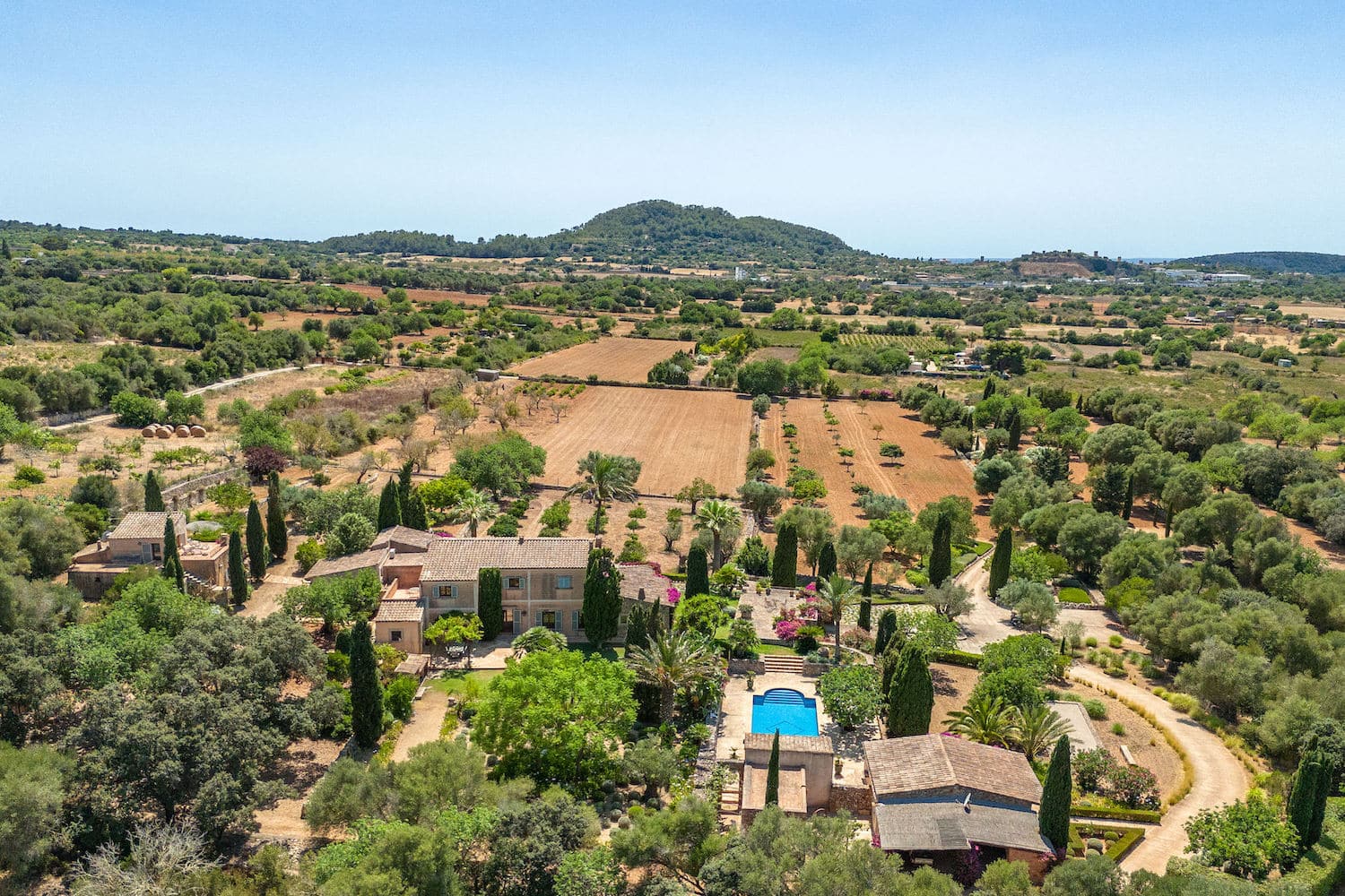 Finca romántica con casas de invitados, vistas panorámicas y oasis con piscina