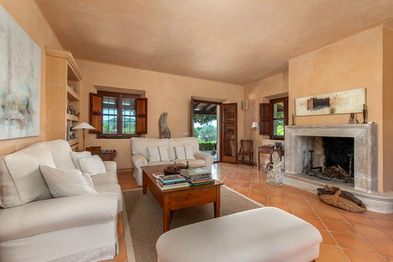 Acogedor sala de estar con chimenea