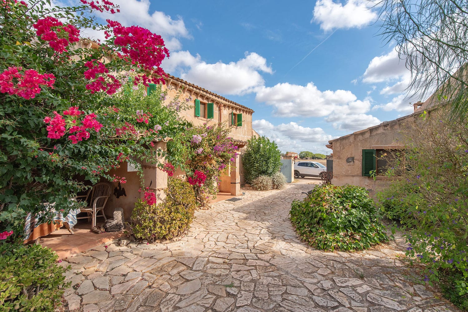 Amplia finca con casas de invitados, piscina y pista de tenis cerca de Campos