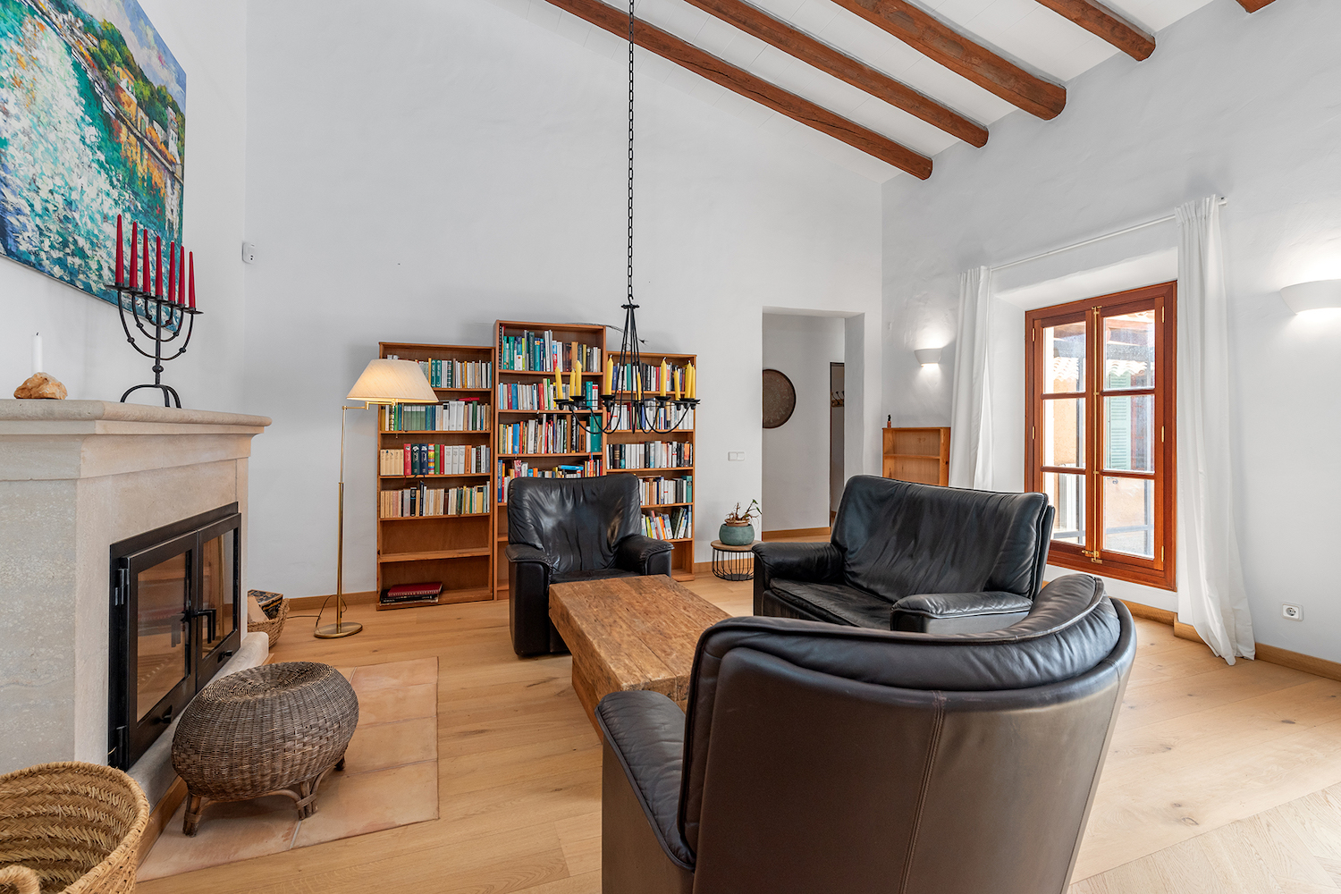 Acogedor salón con chimenea