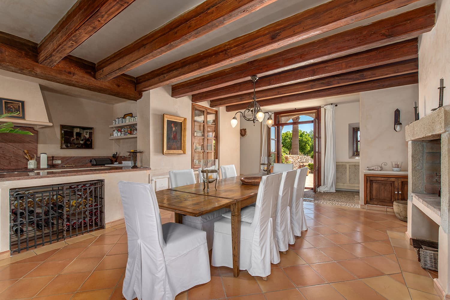 Elegante comedor con chimenea