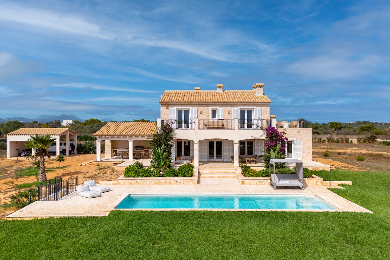 Moderna finca de piedra natural con piscina y vistas al mar