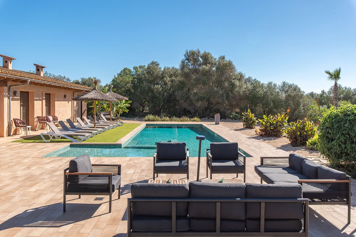 Piscina con solariúm