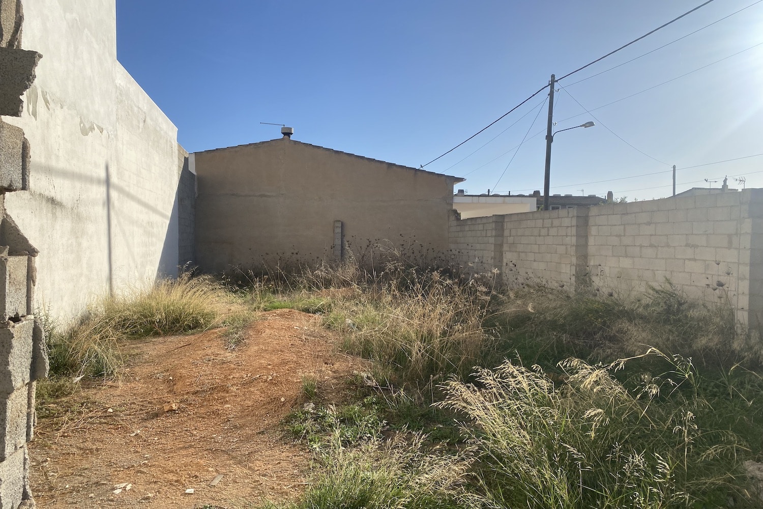 Parcela urbana de esquina a poca distancia del puerto y la playa en una zona tranquila