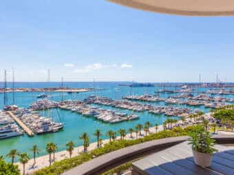 Ático en 1ª línea de mar con magníficas vistas al puerto