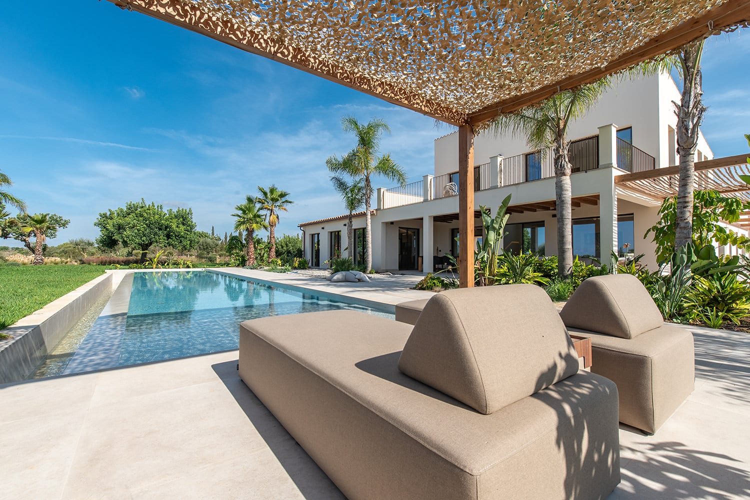 Piscina con solariúm