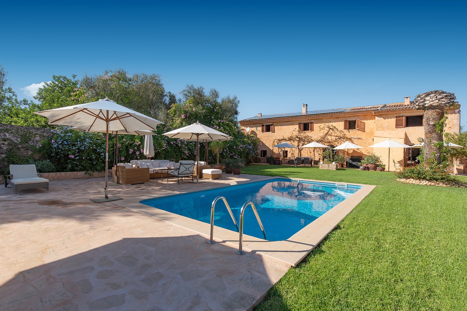 Piscina con solariúm