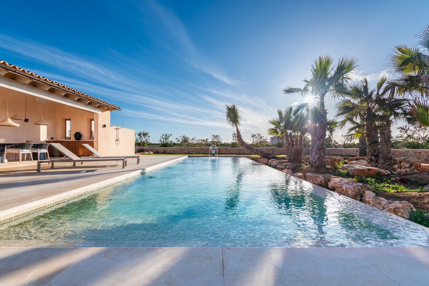 Piscina con terraza cubierta