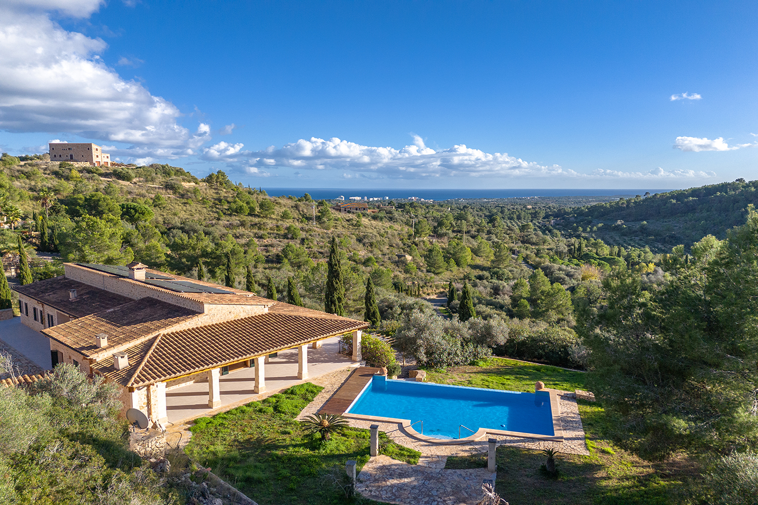 Finca señorial con piscina y vistas panorámicas a la montaña y al mar