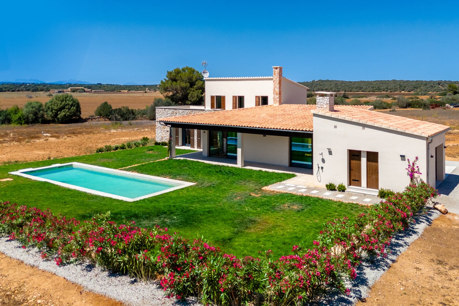 Finca de nueva construcción energéticamente eficiente con piscina e impresionantes vistas