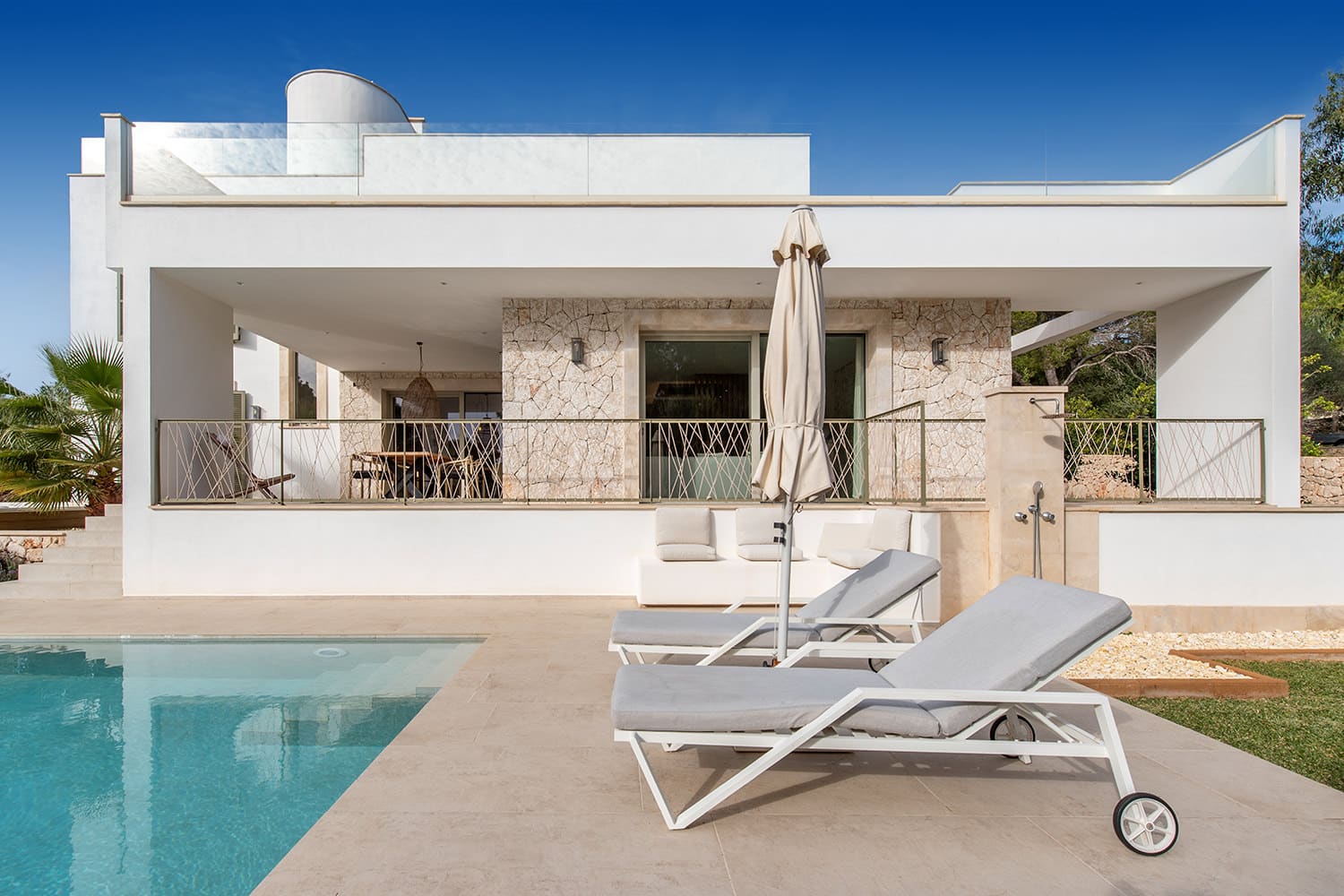 Piscina con solariúm