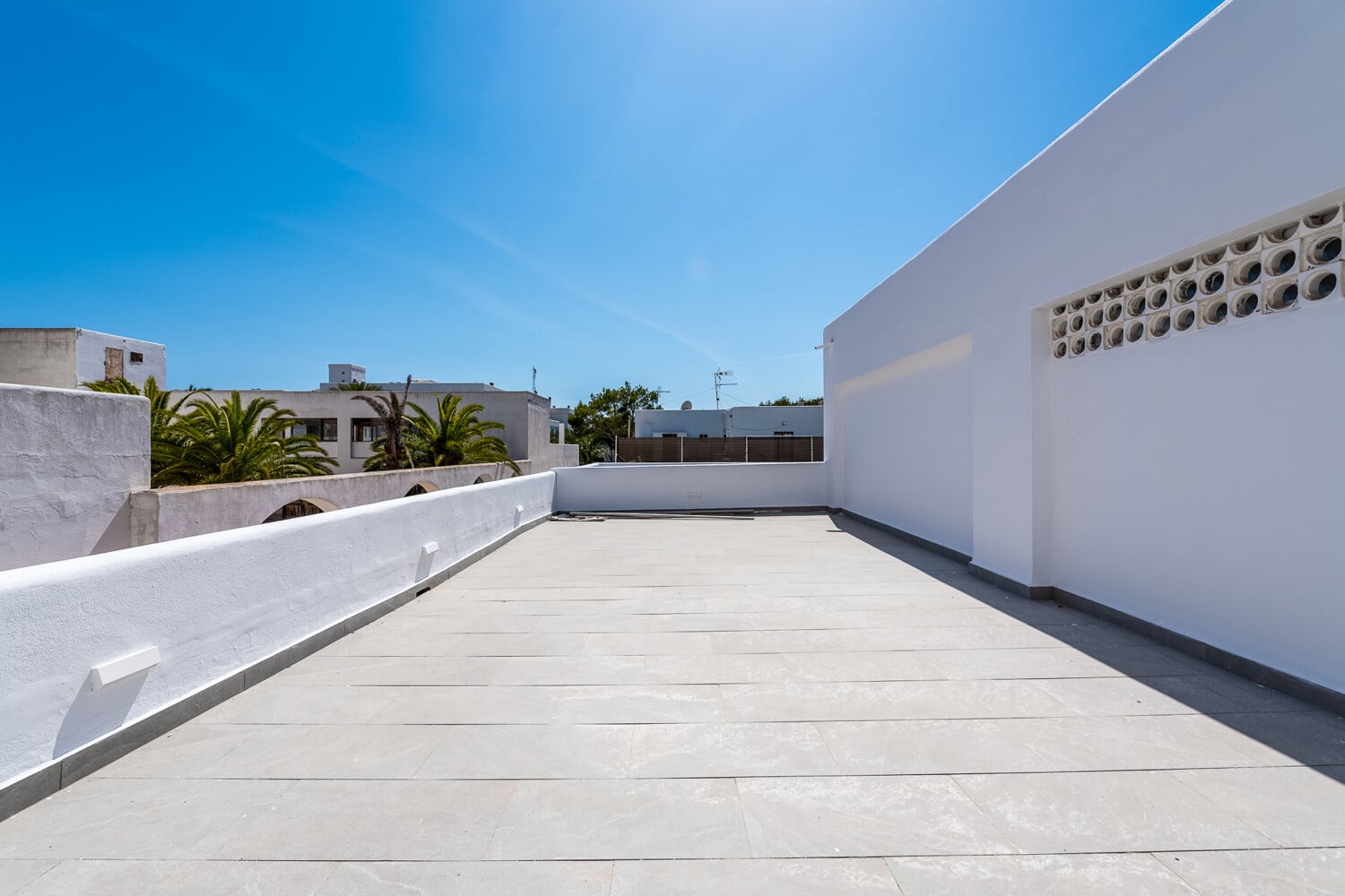 Moderno piso totalmente reformado con gran terraza a pocos minutos andando del mar