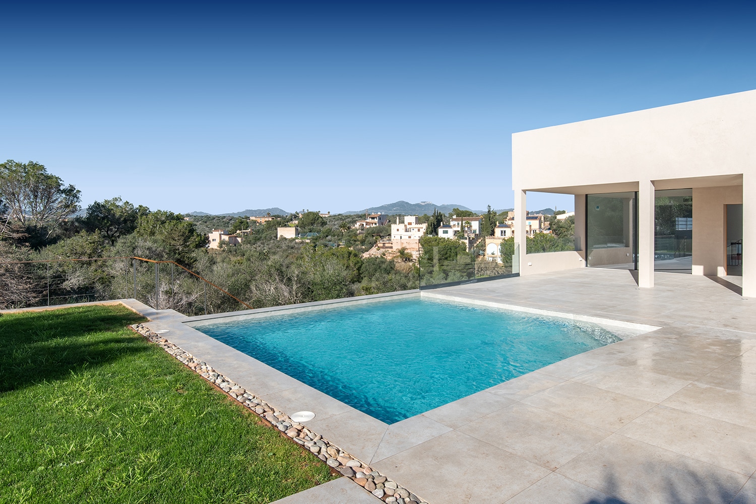 Exclusiva villa de nueva construcción con piscina, muy cerca del puerto de Portopetro