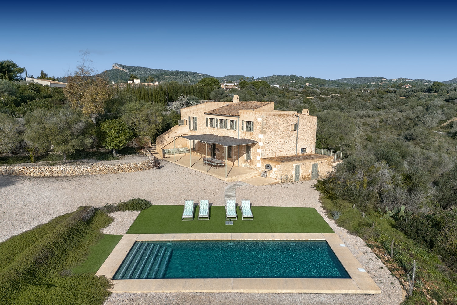 Finca de piedra natural reformada con gusto e impresionantes vistas al mar