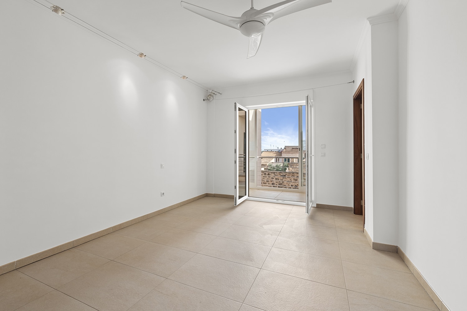 Dormitorio con logia acristalada