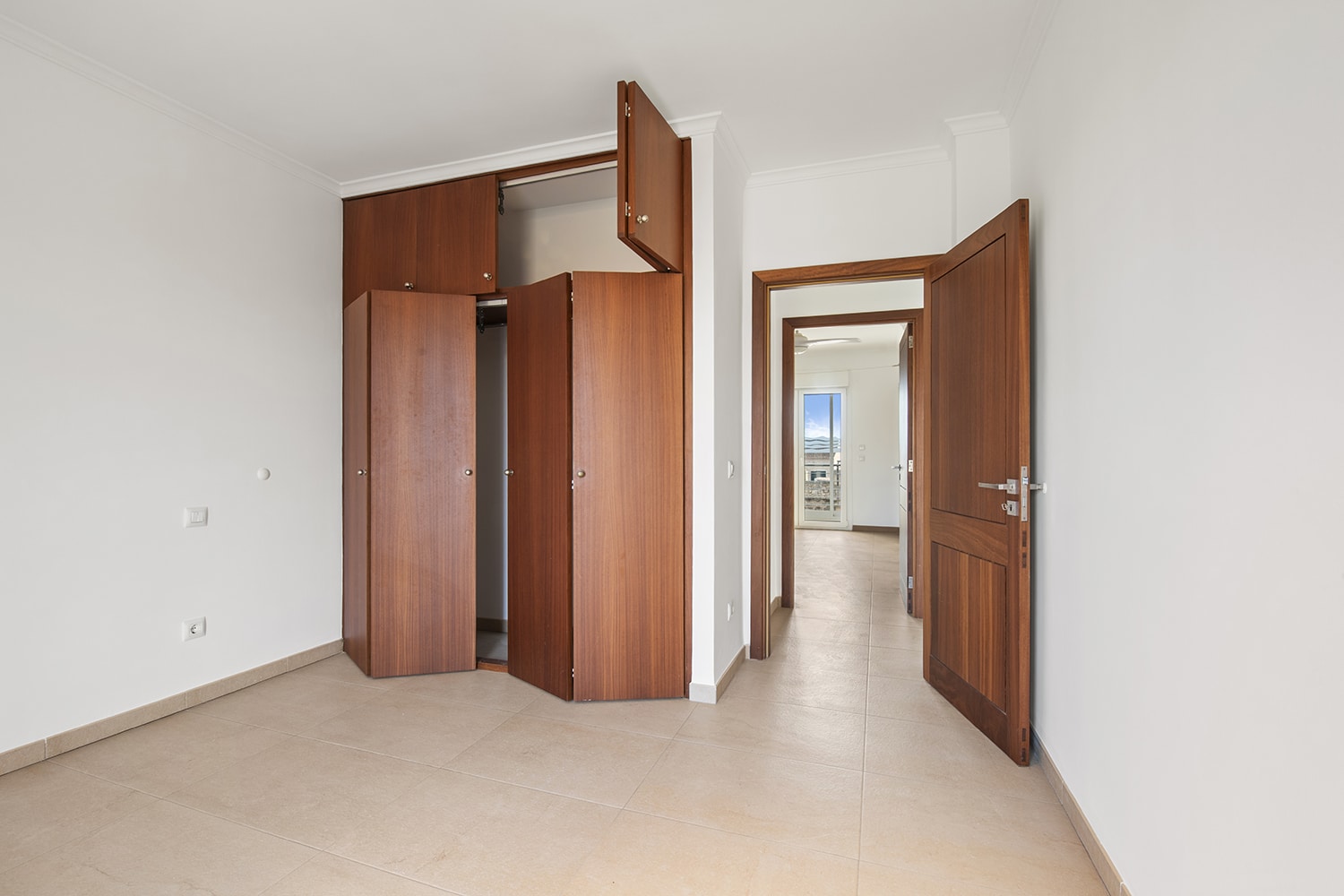 Dormitorio tranquilo con armarios empotrados