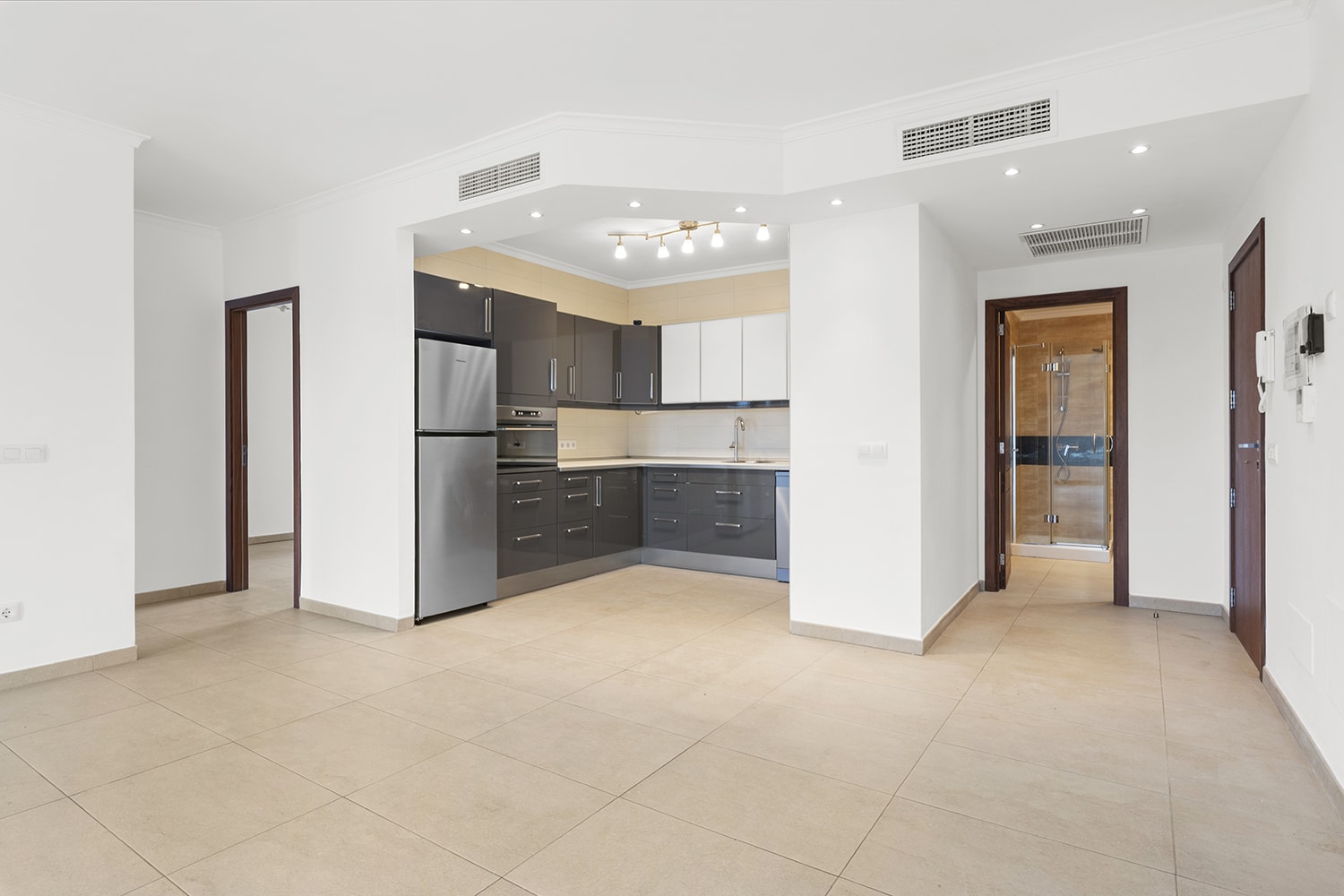 Cocina equipada de diseño moderno y líneas depuradas