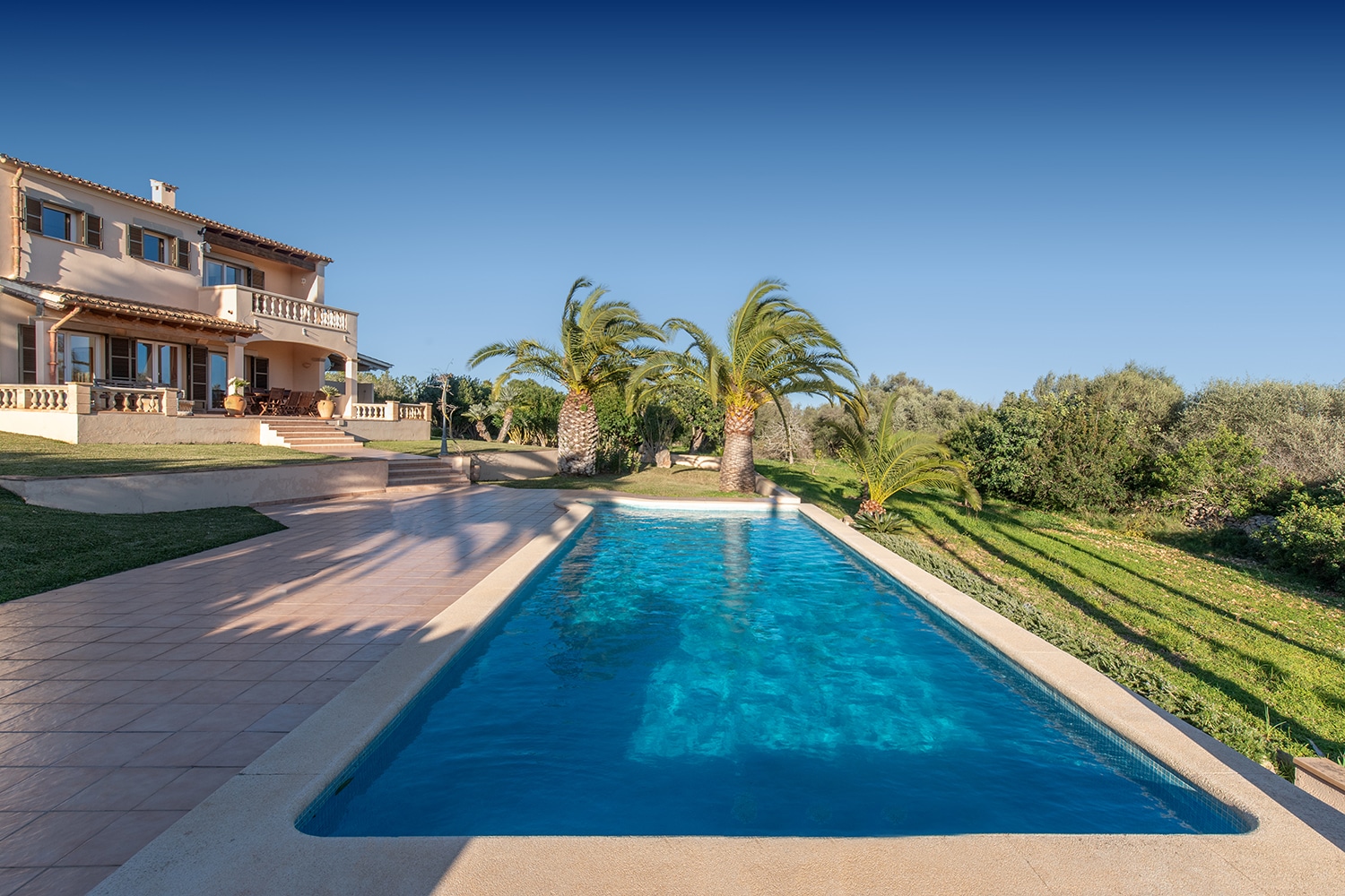 Piscina con solariúm