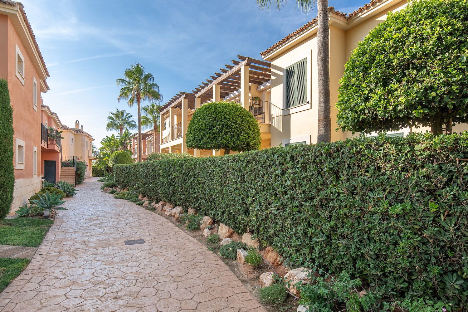 Complejo residencial bien mantenido