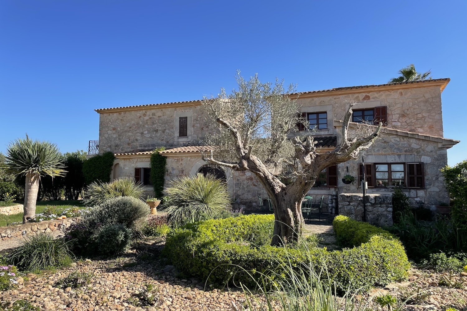 Finca con fachada de piedra natural
