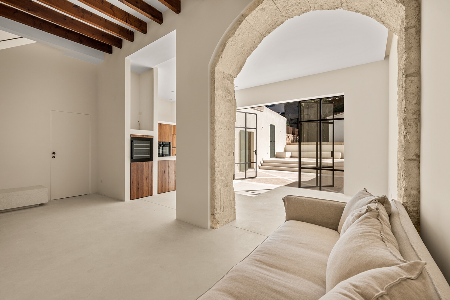 Sala de estar con vigas de madera