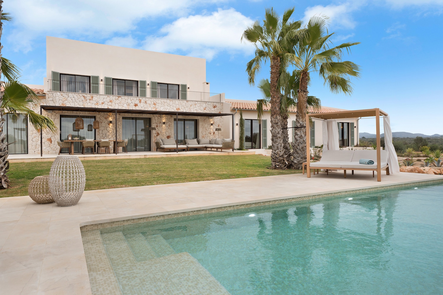 Exclusiva finca de nueva construcción con piscina e impresionantes vistas en una zona popular