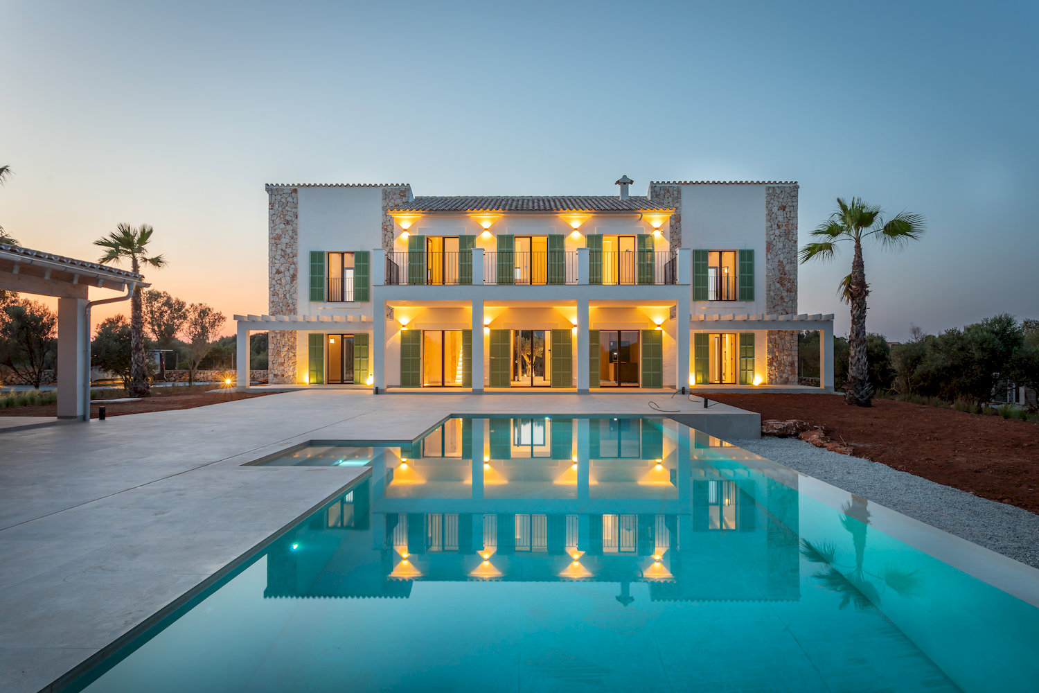 Villa de obra nueva representativa con piscina e iluminación escénica