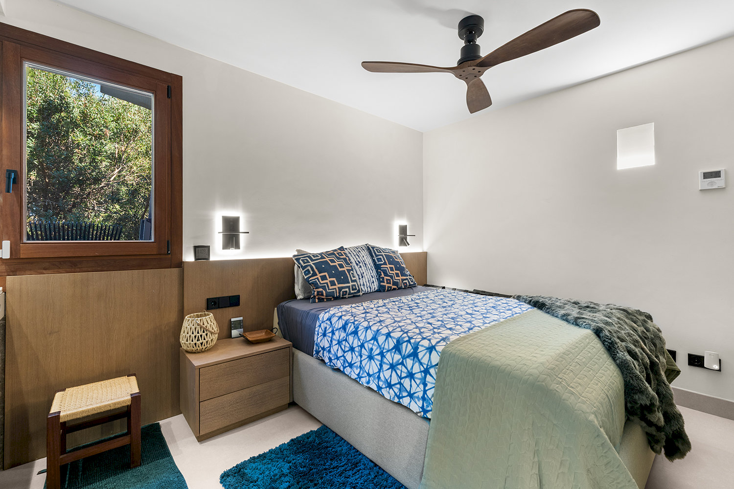 Acogedor dormitorio de invitados con ambiente tranquilo
