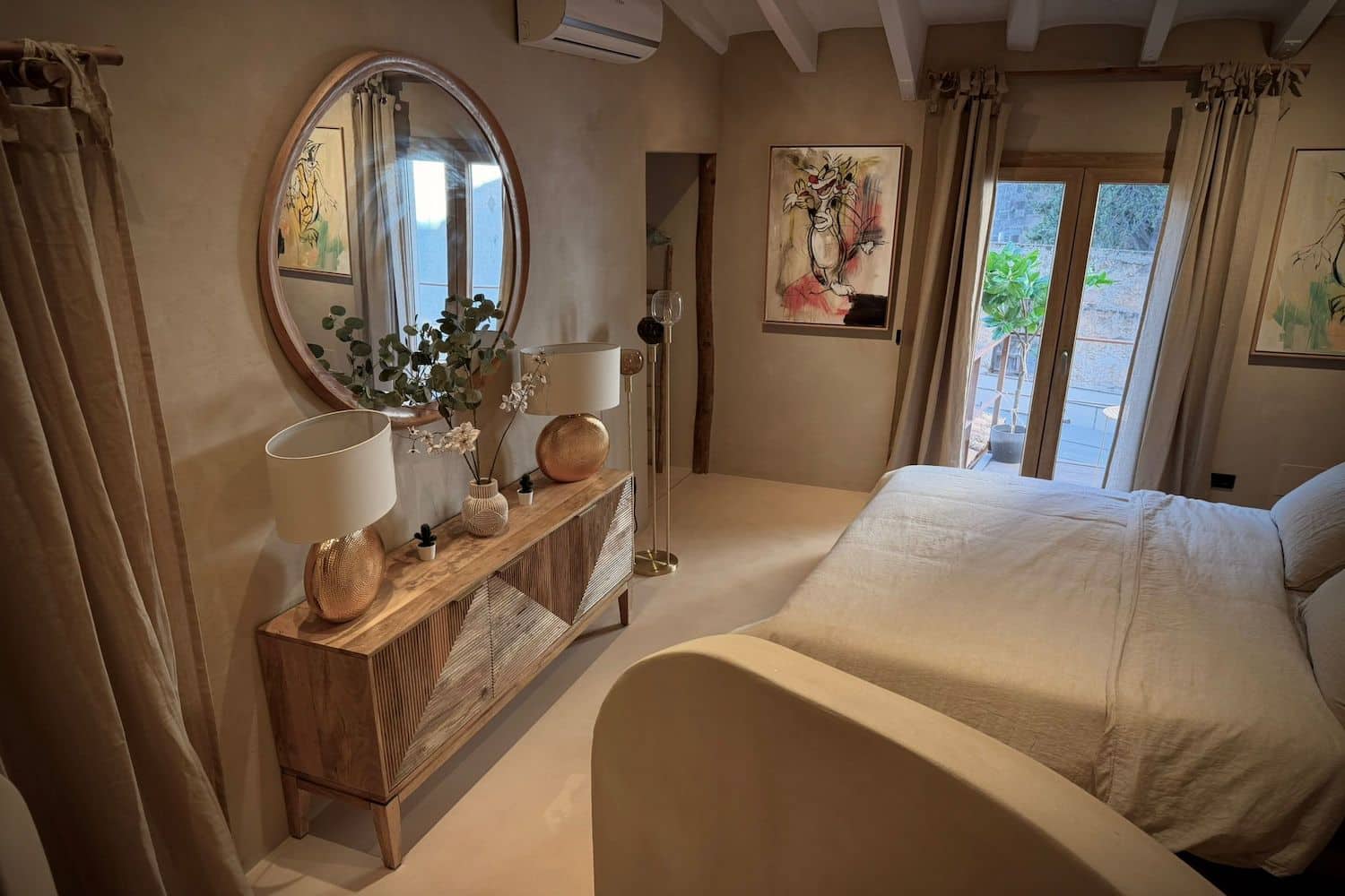 Dormitorio elegante con acceso al balcón y estilo mediterráneoll-modern-6