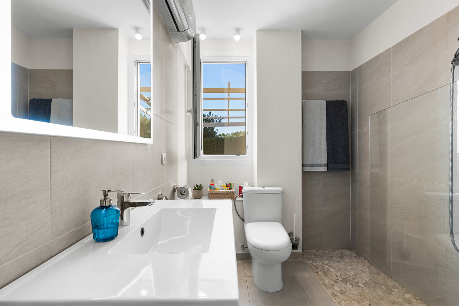 Baño moderno con líneas limpias y luz natural