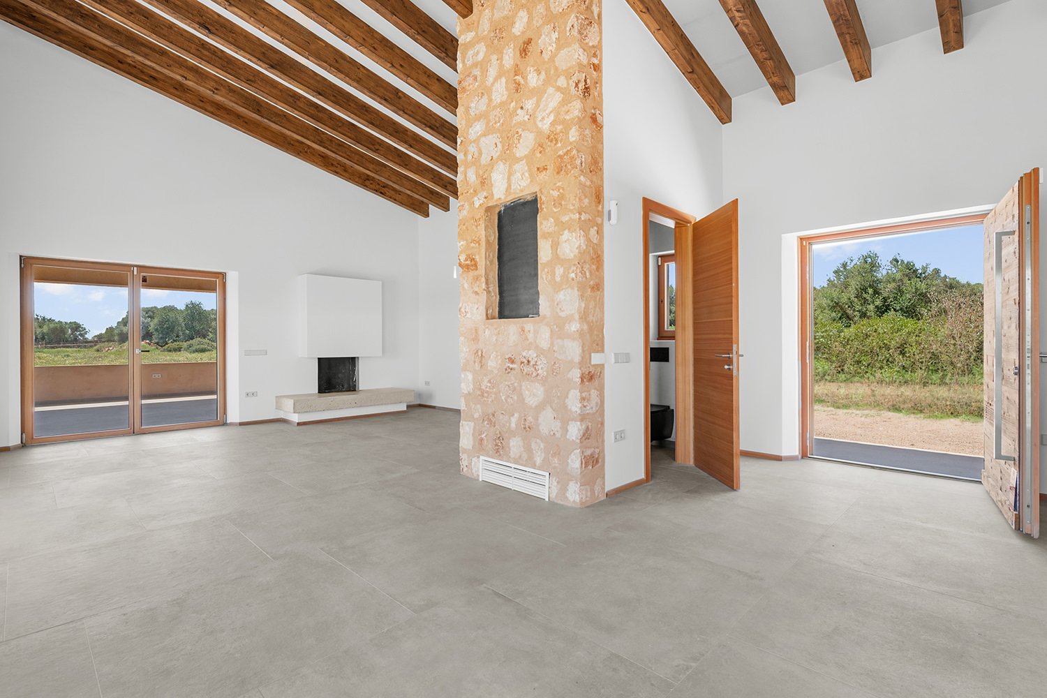 Salón con elemento de piedra natural y distribución abierta