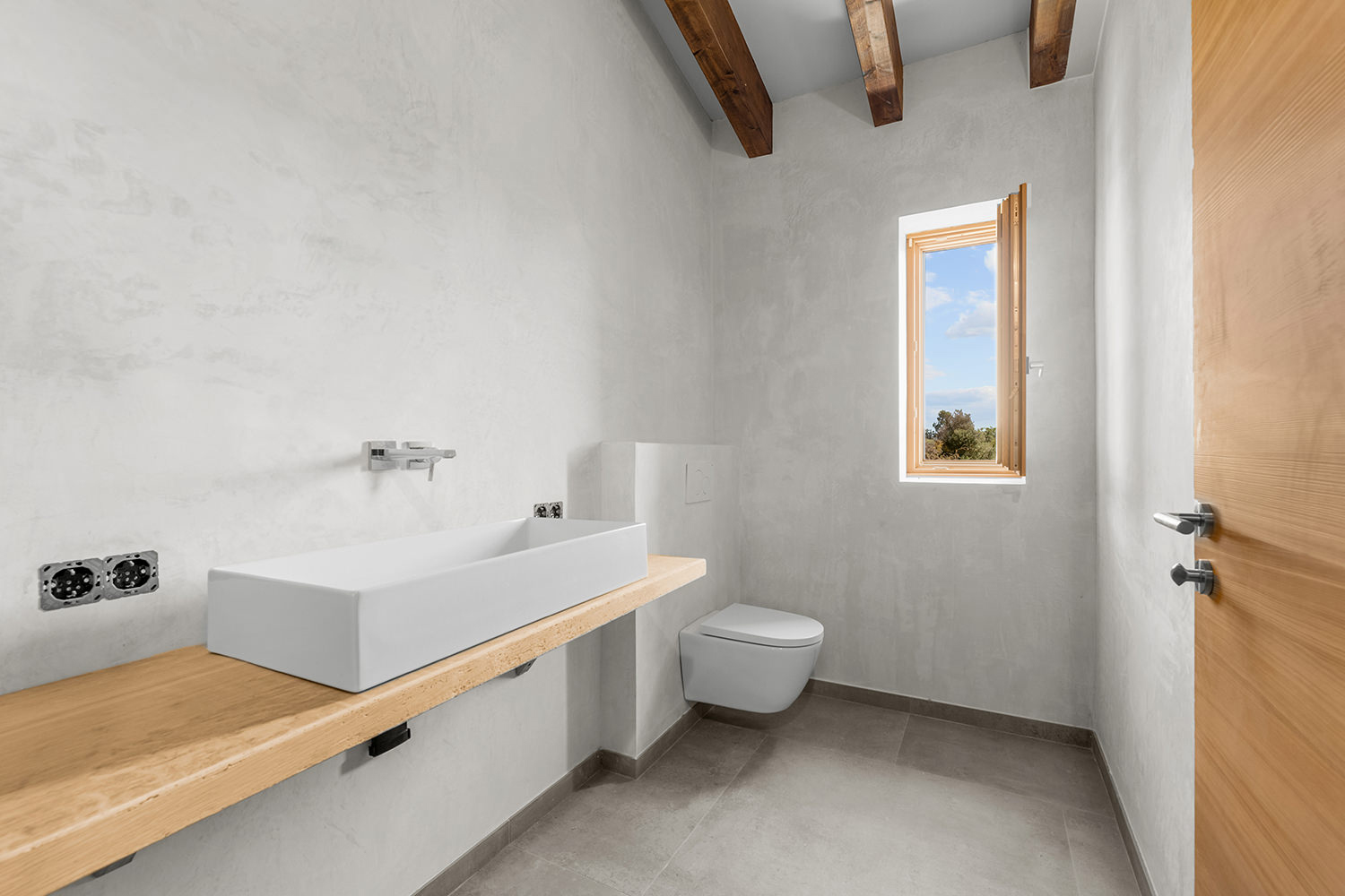 Baño con luz natural y acabados en madera