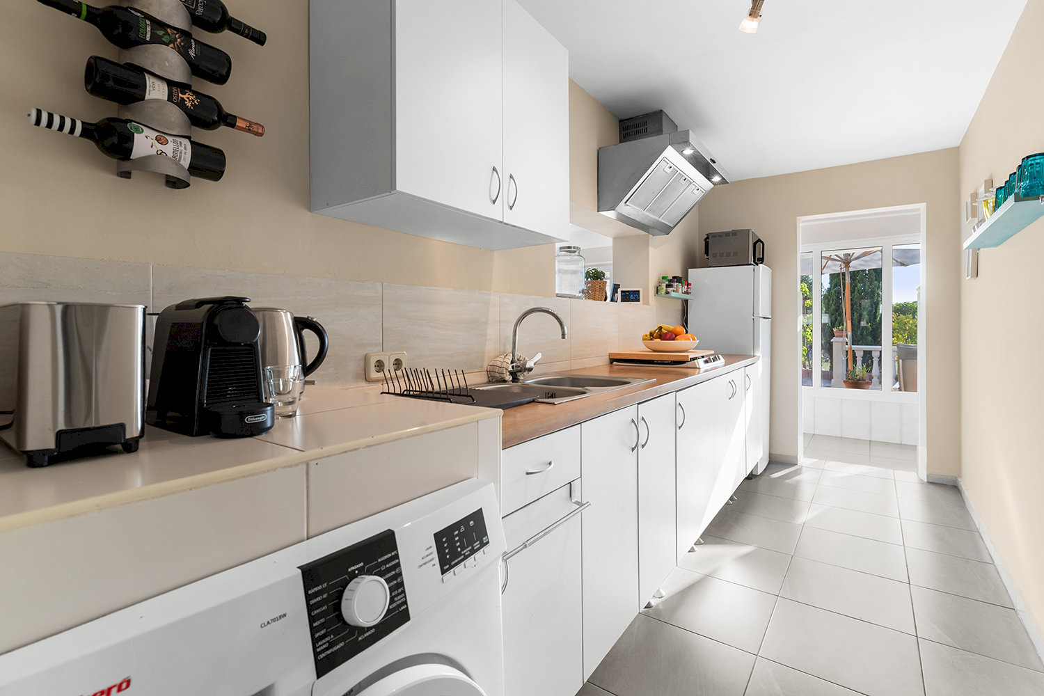 Cocina funcional de líneas limpias