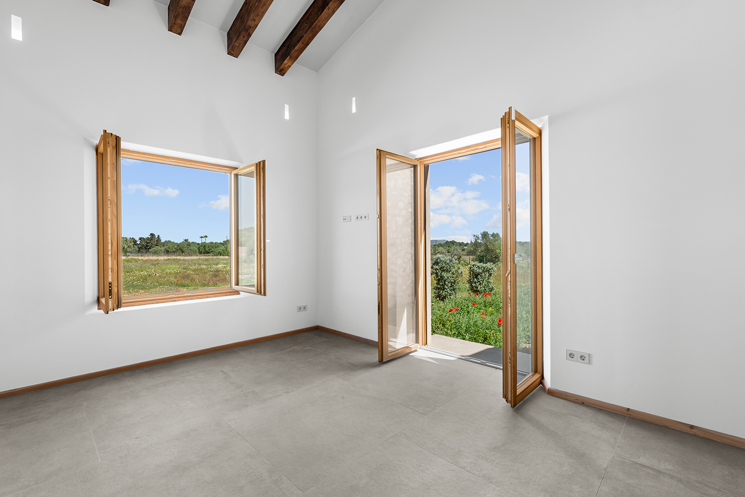 Dormitorio luminoso con acceso directo al exterior