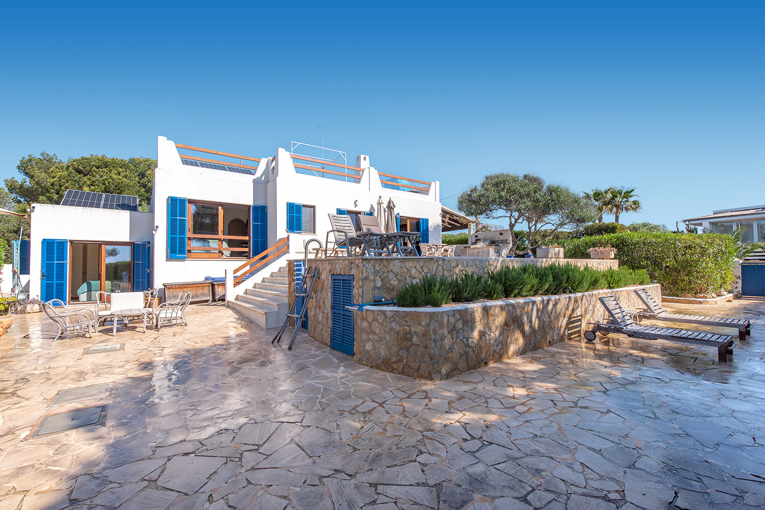 Villa mediterránea con amplias terrazas y zona de piscina