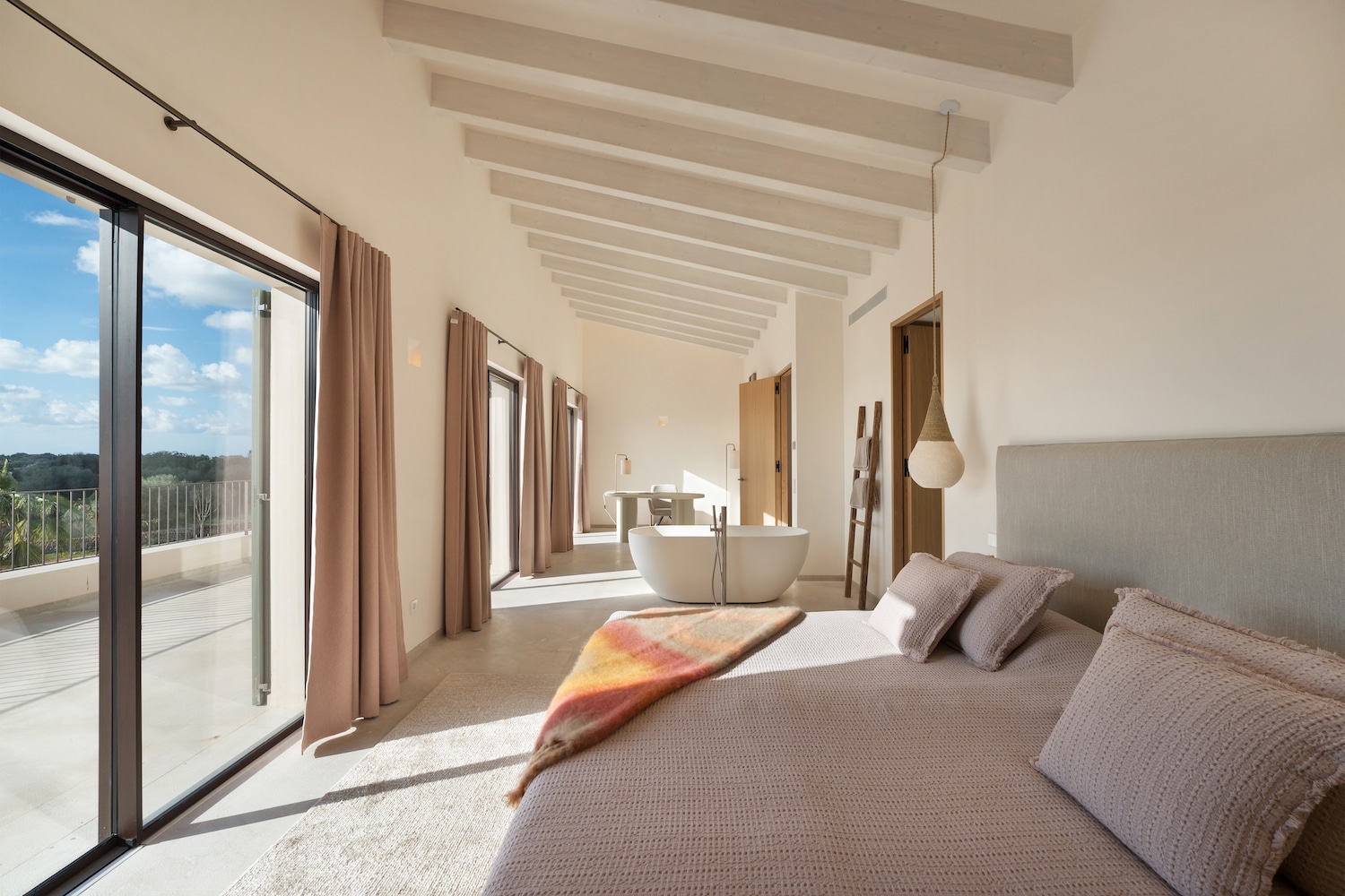 Habitación principal luminosa